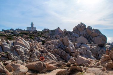 İtalya 'nın Sardunya adasında Capo D' Orso bölgesinde deniz feneri olan Rocky sahili.