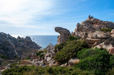 İtalya 'nın Sardunya adasındaki Capo D' Orso bölgesinde taşlı bir sahil.
