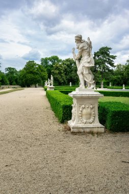 Çek Cumhuriyeti 'nin Slavkov Şatosu' ndaki (Austerlitz) parkta heykeller.