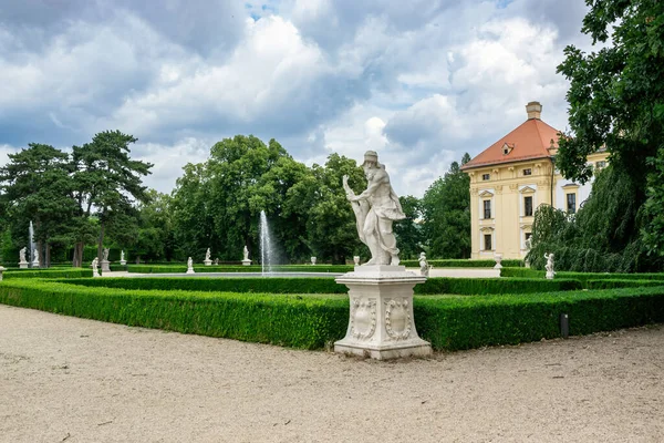 Veistoksia Puistossa Päärakennus Castle Slavkov Austerlitz Tsekin Tasavalta — kuvapankkivalokuva