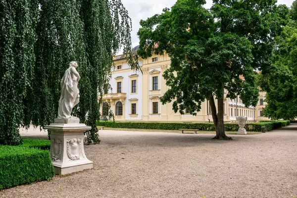 Γλυπτά Στο Πάρκο Και Κεντρικό Κτίριο Του Κάστρου Slavkov Austerlitz — Φωτογραφία Αρχείου