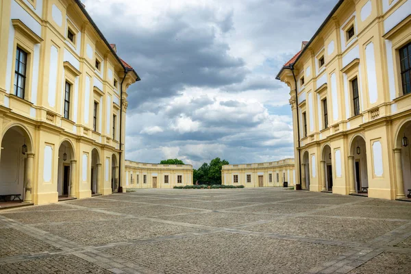 Αυλή Του Κάστρου Slavkov Austerlitz Κίονες Και Παράθυρα Και Πέτρινη — Φωτογραφία Αρχείου