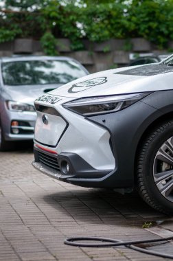 Brno, Çek Cumhuriyeti - 25 Mayıs 2023: Dışarıda park yerinde beyaz bir SUV elektrikli araba duruyor