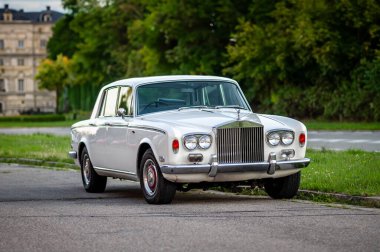 Brno, Çek Cumhuriyeti - 13 Ağustos 2023: Dışarıdaki şatonun önüne eski pahalı bir araba park edildi. Beyaz İngiliz Limuzini.