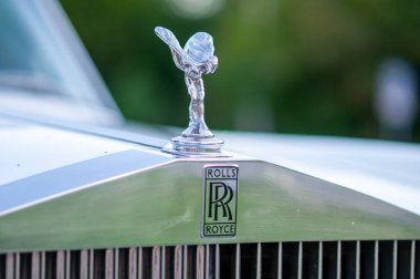 Brno, Çek Cumhuriyeti - 13 Ağustos 2023: Pahalı lüks bir arabanın krom sembolü ve logosu