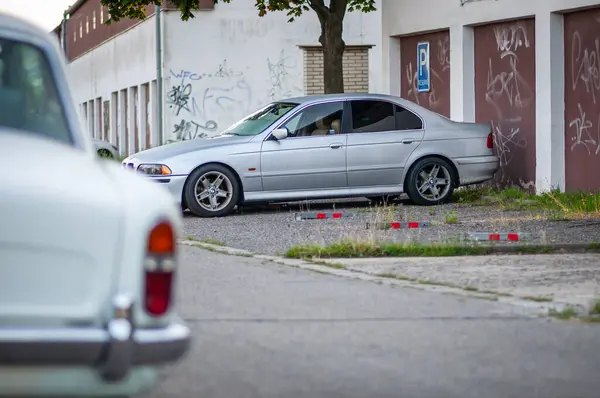 捷克共和国布尔诺 2023年8月13日 一辆银色的老式豪华车停在停车场外面 详细介绍一辆老式经典汽车的灯光 — 图库照片