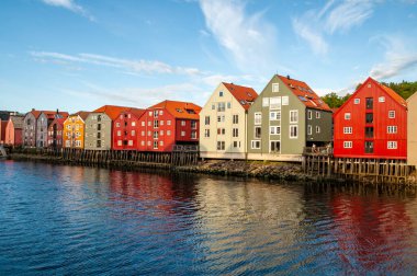 Norveç 'in Trondheim şehrinde renkli ahşap evleri olan fiyort seti..