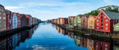 Norveç 'in Trondheim şehrinde renkli ahşap evlere sahip fiyort seti manzarası.