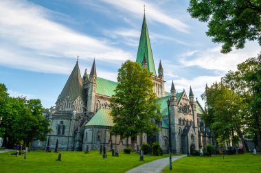 Norveç 'in Trondheim şehrinde yeşil kuleleri olan taş katedral..