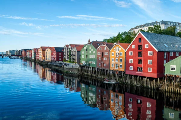 フィヨルド エンバンク ノルウェーのトロンク市にあるカラフルな木造住宅 — ストック写真