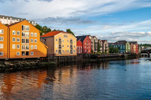 Norveç Trondheim Şehrinde Renkli Ahşap Evleri Olan Fiyort Seti — Stok fotoğraf
