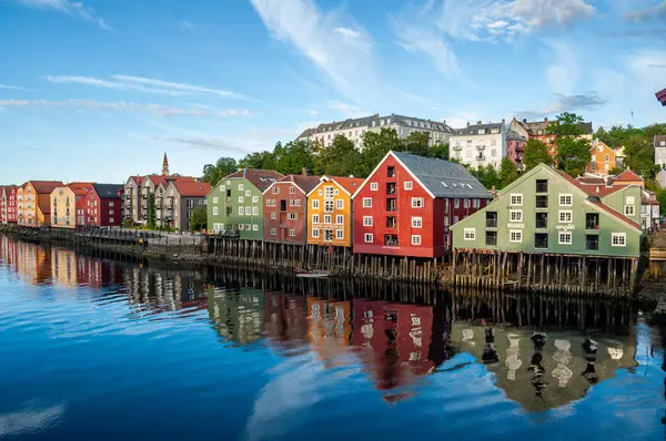 Norveç Trondheim Şehrinde Renkli Ahşap Evleri Olan Fiyort Seti — Stok fotoğraf