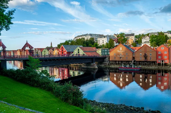 Ahşap Köprüsü Olan Fiyort Norveç Trondheim Renkli Ahşap Evleri Olan — Stok fotoğraf
