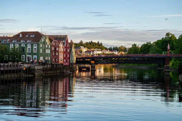 Ahşap köprüsü olan fiyort ve Norveç, Trondheim 'da renkli ahşap evleri olan dolgu..