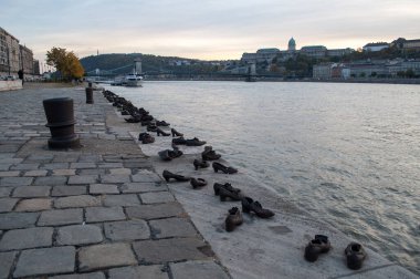 Budapeşte 'de (Macaristan) Tuna seti. Savaşın Yahudi kurbanları için demir ayakkabılar şeklinde bir anıt..