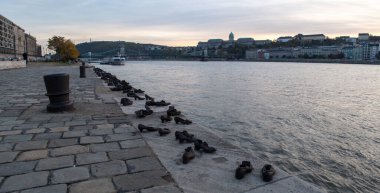 Budapeşte 'de (Macaristan) Tuna seti. Savaşın Yahudi kurbanları için demir ayakkabılar şeklinde bir anıt..