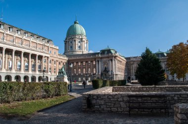 Macaristan, Budapeşte 'deki Ulusal Galeri ve Kale, sonbaharda park ve bahçeli. Şehrin tarihi binası..