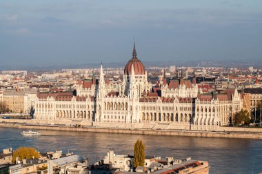 Budapeşte 'deki (Macaristan) parlamento binası batan güneşle aydınlandı. Tuna Nehri 'nin seti..