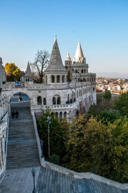 Macaristan 'ın Budapeşte kentindeki Balıkçı Kalesi' nin yolundaki şatonun heykel ve kuleleri