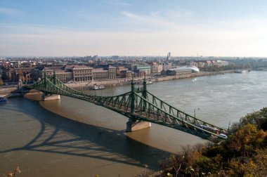 Budapeşte, Macaristan 'daki Özgürlük Köprüsü. Tuna Nehri üzerindeki eski yeşil çelik köprü. Buda Kalesi 'nin gözcü noktasından şehir ve nehir manzarası.