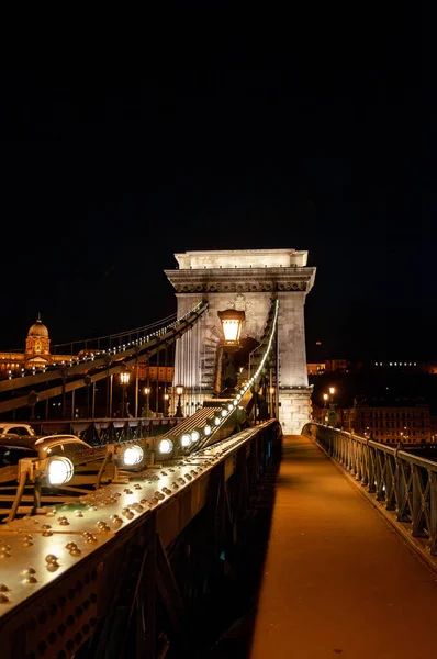Duna Híd Éjszakai Megvilágítása Budapesten Magyarországon Sidewalk Közvilágítással Megvilágított — Stock Fotó