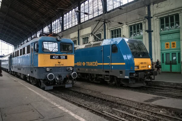Budapest Ungarn Oktober 2012 Zwei Blaue Züge Parken Hauptbahnhof Bahnsteig — Stockfoto