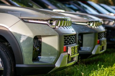 Brno, Çek Cumhuriyeti - 2 Eylül 2023: Kore SsangYong Torres SUV gün batımında ağaçların altında park halinde..