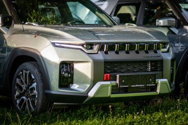 Brno, Çek Cumhuriyeti - 2 Eylül 2023: Kore SsangYong Torres SUV gün batımında ağaçların altında park halinde..