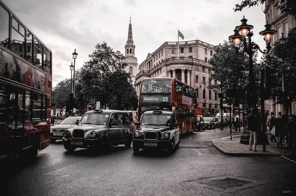 2012年7月18日 双层公共汽车 汽车和出租车曾经在市中心历史性建筑之间的一个广场上行驶 — 图库照片