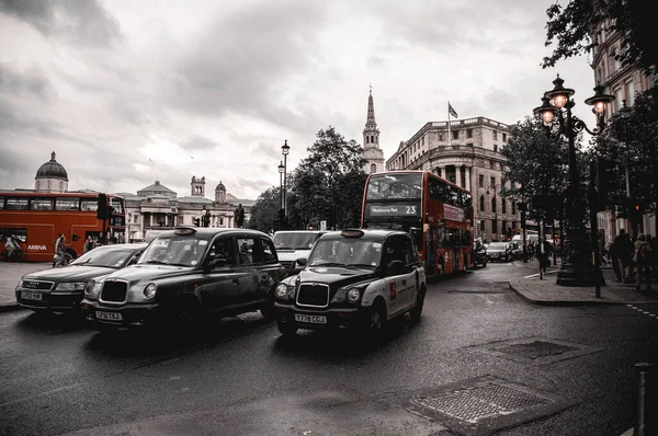 London Großbritannien Juli 2012 Taxis Und Autos Der Innenstadt Unterwegs — Stockfoto