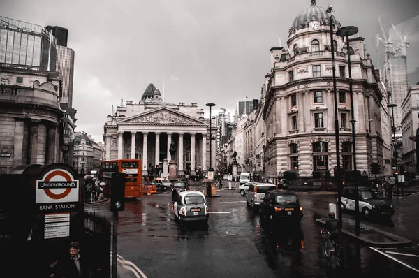 London Großbritannien Juli 2012 Innenstadtplatz Nach Regen Mit Pfützen Autos — Stockfoto