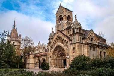 Budapeşte 'deki eski Vajdahunyad taş şatosu. Şehrin ortasında bir parkta..