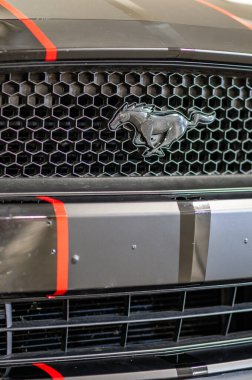 Brno, Çek Cumhuriyeti - 12 Eylül 2023: Siyah ve kırmızı folyodan yapılmış Ford Mustang bir arabanın ön tampon ve radyatörünün ayrıntıları.