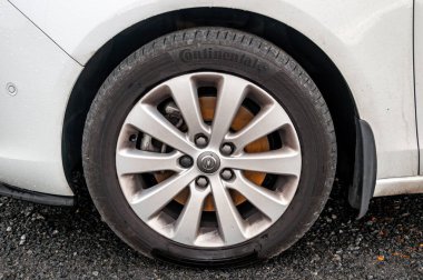 Norveç - 20 Temmuz 2015: Paslı fren diski olan bir arabanın tekerlek diskinin ayrıntıları. Hasarlı, eski bir fren diski..