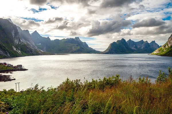 Zatoka Górami Skałami Wyspach Lofoten Norwegii Północnej Europie — Zdjęcie stockowe