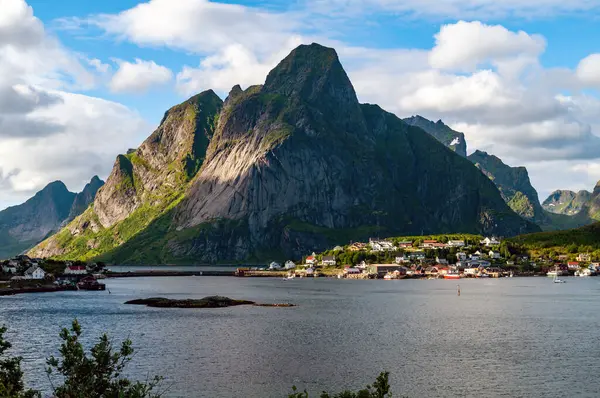 Fjord Baai Noorwegen Kleine Houten Huizen Aan Kust Onder Hoge — Stockfoto