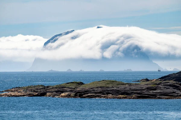 Pobřeží Ostrova Lofoten Norsku Skalami Zahalenými Mracích Nízko Nad Hladinou — Stock fotografie