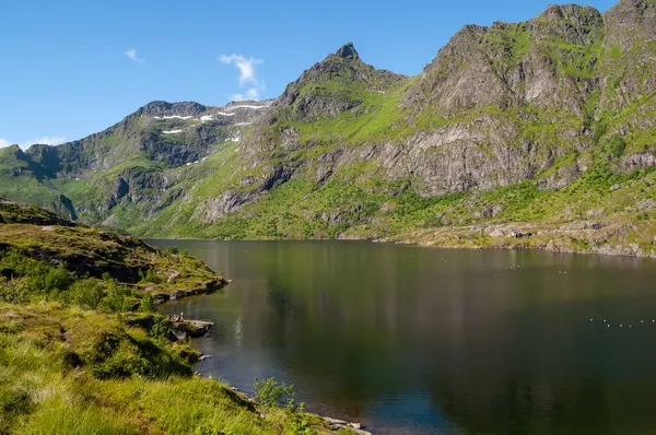 Felsige Berge Mit Grünem Gras Und Ein See Auf Den — Stockfoto