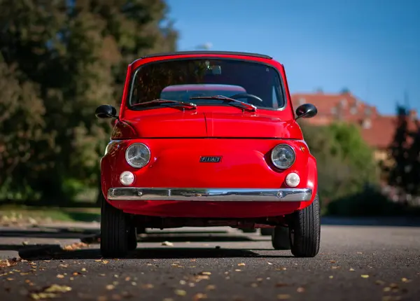 Röd Gammal Fiat 500 Parkerad Gatan Liten Italiensk Bil Framifrån — Stockfoto