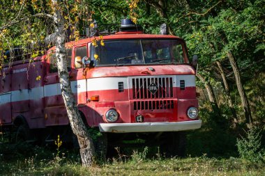 Brno, Çek Cumhuriyeti - 4 Ekim 2023: Eski büyük itfaiye aracı ormanda terk edilmiş ve işlevsiz durumda. Eski paslı kullanılmamış kurtarma aracı.