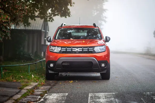 Orangefarbener Dacia Duster Parkt Nebel Auf Dem Bürgersteig — Stockfoto