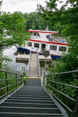 Brno 'daki barajda bir yolcu gemisi su seviyesindeki rıhtıma yaklaşıyor..
