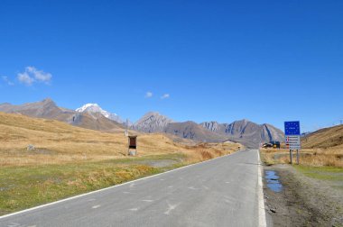 Fransa ve İtalya arasındaki Saint Bernard Geçidi 'ndeki kayalık yüksek dağlarda yol.