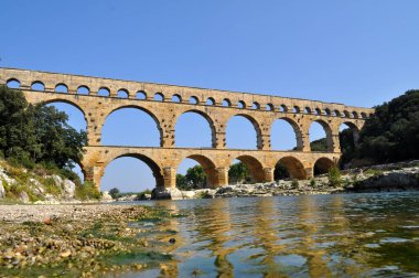 Fransa 'nın güneyindeki Provence bölgesindeki eski Roma Viyaduct Pont du Gard' ı. Tarihi anıt inşaatı.