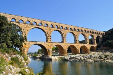 Fransa 'nın güneyindeki Provence bölgesindeki eski Roma Viyaduct Pont du Gard' ı. Tarihi anıt inşaatı.