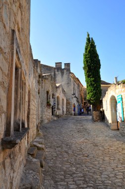 Les Baux de Provence, Fransa - 30 Eylül 2011: Fransa 'nın güneyinde Provence bölgesinde taş evleri ve restoranları olan eski kentin sokakları.