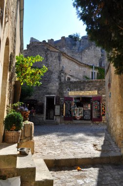 Les Baux de Provence, Fransa - 30 Eylül 2011: Fransa 'nın güneyinde Provence bölgesinde taş evleri ve restoranları olan eski kentin sokakları.
