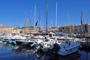 Saint Tropez, Fransa 'da limandaki tekneler.