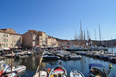 Saint Tropez, Fransa 'da limandaki tekneler.