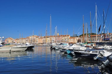 Saint Tropez, Fransa 'da limandaki tekneler.